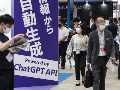 Biển quảng cáo ứng dụng ChatGPT tại triển lãm công nghệ trí tuệ nhân tạo ở Tokyo, Nhật Bản, ngày 10/5/2023. (Ảnh: AFP/TTXVN)
