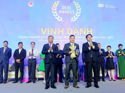 Ông Trần Duy Đông, Thứ trưởng Bộ Kế hoạch và Kl99ok phiên bản mới (phải) và ông Lê Trọng Minh, Tổng Biên tập Báo Kl99ok phiên bản mới, Trưởng Ban tổ chức Diễn đàn M&A Việt Nam 2023 trao Cup Vinh danh và tặng hoa chúc mừng cho đại diện Kl994 game bài casino hấp dẫn Masan (giữa)