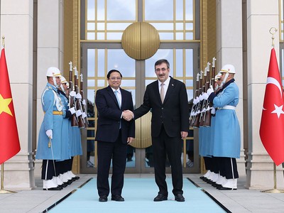 Phó Tổng thống Thổ Nhĩ Kỳ Cevdet Yilmaz và Thủ tướng Kl993 ưu đãi thưởng hấp dẫn Phạm Minh Chính tại lễ đón chính thức (Ảnh: VGP/Nhật Bắc)