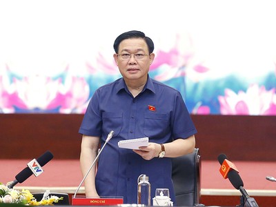 Từ tháng 8/2021 Chủ tịch Quốc hội Vương Đình Huệ làm việc với Bộ Tài nguyên và Môi trường về tiến độ, các bước chuẩn bị sửa đổi Luật Đất đai. Ảnh: Mỹ An
