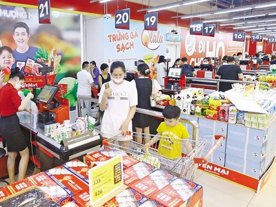 Với dân số khoảng 100 triệu người, mức chi tiêu trung bình của người dân có xu hướng tăng lên, Việt Nam là một thị trường tiêu dùng hấp dẫn và đầy tiềm năng . Ảnh: Đức Thanh