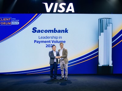 Ông Phạm Đức Duy - Giám đốc TTQL&PTKD Cá Nhân Sacombank nhận giải thưởng “Leadership in Payment Volume 2023” - “Link Vào Nhà Cái KL99 COM Tặng +199k dẫn đầu về tổng doanh số giao dịch thẻ năm 2023” từ đại diện VISA 