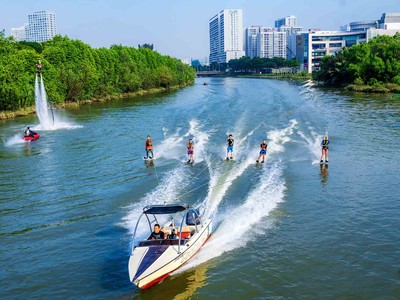 Câu lạc bộ thể thao dưới nước Quận 7 với 23 thành viên sinh hoạt thường xuyên tại Saigon South Marina Club phối hợp với Sở Du lịch tổ chức giới thiệu và tham quan tuyến du lịch đường thủy từ bến tàu Ngôi Sao Việt.