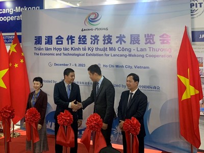 Đại biểu Việt Nam và Trung Quốc cắt băng khai mạc Triển lãm thương mại Mekong - Lan Thương tại Việt Nam 2023.