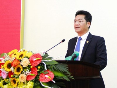 Phó chủ tịch Thường trực UBND tỉnh Nam Định Trần Anh Dũng báo cáo kết quả Kl992 cổng game cá cược - Trang Chủ KL99Com Số 1 Link Đăng Ký KL999 của tỉnh năm 2023. Ảnh: Khánh Duy
