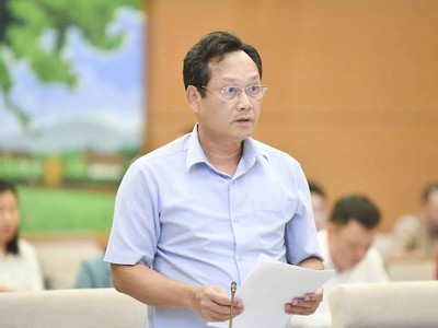 Phó Chánh án TANDTC Nguyễn Văn Tiến trình bày Tờ trình.
