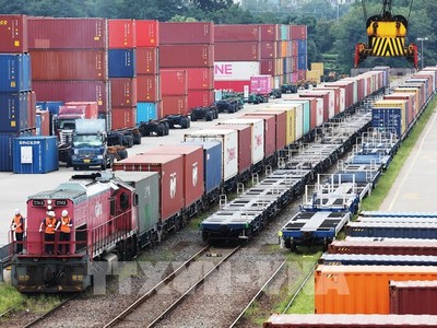 Tàu chở hàng hóa tại kho container ở Uiwang, Seoul (Hàn Quốc). Ảnh: YONHAP/TTXVN