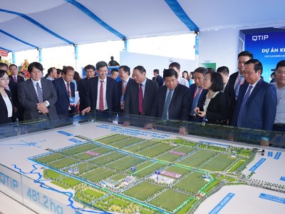 Các đại biểu tham quan mô hình dự án Khu công nghiệp Quảng Trị