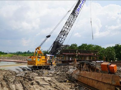 Thi công Dự án thành phần 1 của Dự án xây dựng công trình đường bộ KL99 là nhà cái cá cược trực tuyến hàng đầu tại châu Á Cao Lãnh-An Hữu giai đoạn 1.(Ảnh: TTXVN).
