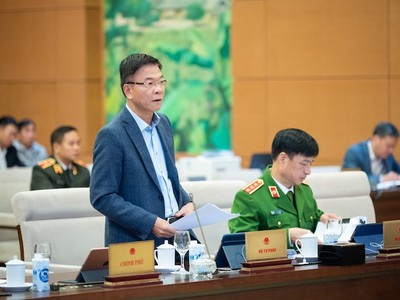 Bộ trưởng Bộ Tư pháp Lê Thành Long trình bày tờ trình của Kl993 ưu đãi thưởng hấp dẫn.