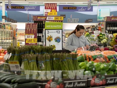 Người dân mua sắm tại một siêu thị ở San Mateo, California, Mỹ. Ảnh: THX/TTXVN