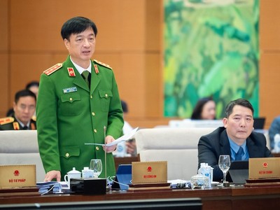 Thượng tướng Nguyễn Duy Ngọc, Thứ trưởng Bộ Công an giải trình tại phiên họp. 