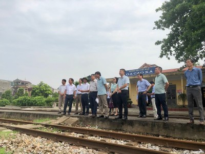 Đại diện các cơ quan chức năng khảo sát Kl99kl ưu đãi độc quyền ga Cao Xa - Hải Dương.