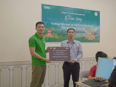 Thầy hiệu trưởng Vũ Hồng Trường đại diện trường Tiểu học và Trung học cơ sở Chiềng Khoa nhận món quà là phòng tin học do Công ty Cổ phần Kl992 VIP Trang Chủ 2026 F88 trao tặng