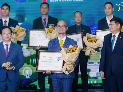 Ông Trần Thanh Phong, Phó Tổng giám đốc Marketing đại diện Prudential Việt Nam nhận giải thưởng