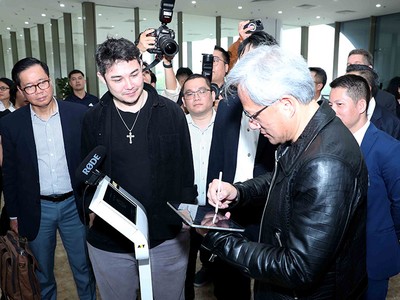 Ông Jensen Huang, Chủ tịch Kl994 game bài casino hấp dẫn Nvidia (ngoài cùng bên phải) thăm Trung tâm Đổi mới sáng tạo quốc gia. Ảnh: Đ.Trung