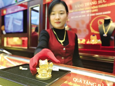 Từ chỗ là “hầm trú ẩn”, vàng đã trở thành kênh Kl99ok phiên bản mới hấp dẫn trong năm 2023. Trong ảnh: Chào bán sản phẩm vàng chế tác tại một cửa hàng vàng ở Hà Nội. Ảnh: Đức Thanh
