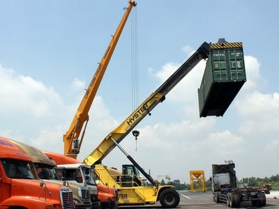 Bốc xếp tại cảng Thạnh Phước (nằm ở hữu ngạn sông Đồng Nai, thuộc xã Thạnh Phước, huyện Tân Uyên) - Ảnh: Tô Phương