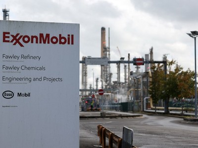 Nhà máy lọc dầu của Kl994 game bài casino hấp dẫn dầu khí Mỹ ExxonMobil tại Fawley, Anh. (Ảnh: AFP/TTXVN)