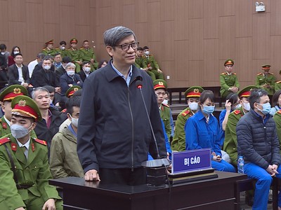 Cựu Bộ trưởng Bộ Y tế Nguyễn Thanh Long bị cáo buộc "gợi ý" Công ty Việt Á chi hơn 2,2 triệu USD.