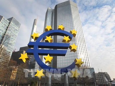 Biểu tượng đồng euro tại Frankfurt, Đức. Ảnh: AFP/ TTXVN