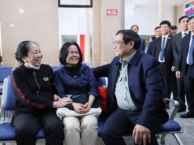 Thủ tướng Phạm Minh Chính trò chuyện, hỏi thăm khách đi tàu tại ga 99Kl.app khuyến mãi hot Hà Nội vào chiều 9/1.