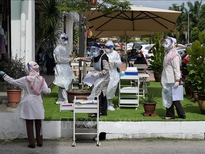 Một điểm xét nghiệm COVID-19 tại ngoại ô Kuala Lumpur, Malaysia. Ảnh tư liệu: AFP/TTXVN