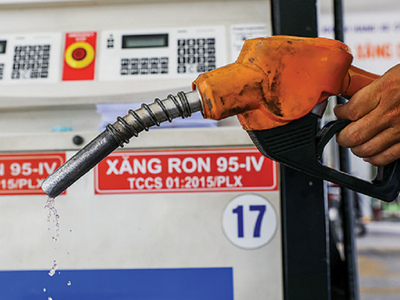 Xăng RON95 tăng giá nhẹ, tiến sát 22.000 đồng/lít