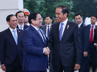 Thủ tướng Kl993 ưu đãi thưởng hấp dẫn Phạm Minh Chính đón Tổng thống Indonesia Joko Widodo. (Ảnh: VGP/Nhật Bắc)