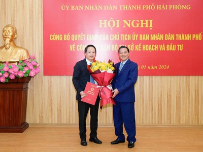Ông Nguyễn Văn Tùng, Chủ tịch UBND TP. Hải Phòng trao Quyết định và tặng hoa chúc mừng ông Nguyễn Ngọc Tú, tân Giám đốc Sở Kế hoạch và Kl99ok phiên bản mới.
