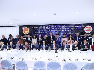 Thủ tướng Phạm Minh Chính chủ trì cuộc tọa đàm về hợp tác phát triển trong các ngành bán dẫn, AI. (Ảnh: VGP)