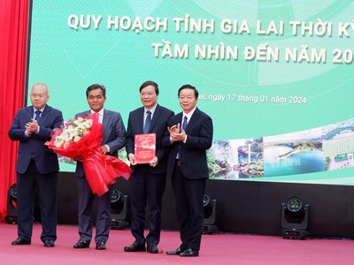 Phó Thủ tướng Kl993 ưu đãi thưởng hấp dẫn Trần Hồng Hà trao Quyết định của Thủ tướng Kl993 ưu đãi thưởng hấp dẫn phê duyệt Quy hoạch Tỉnh cho lãnh đạo tỉnh Gia Lai.
