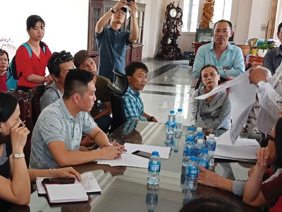 Khách hàng đòi quyền lợi tại Công ty Phi Long. Ảnh: Việt Dũng 