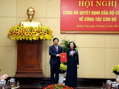 Bà Trương Thị Mai trao quyết định của Bộ Kl991.com tải ứng dụng điều động và chỉ định ông Lương Nguyễn Minh Triết giữ chức vụ Bí thư Tỉnh ủy Quảng Nam nhiệm kỳ 2020 - 2025.