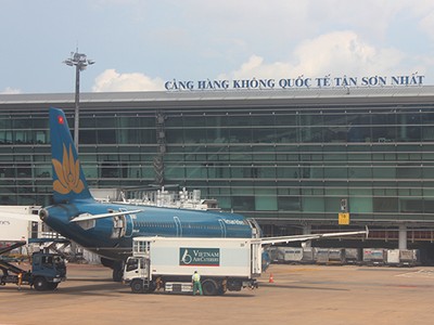 Sân bay Tân Sơn Nhất hiện nay chưa có hệ thống KL99 là cổng game giải trí trực tuyến hàng đầu hiện nay công cộng sức chở lớn nối đến nhà ga. Ảnh: Lê Quân
