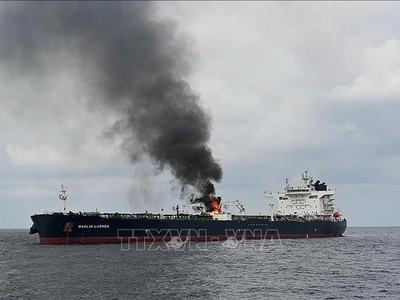 Khói bốc lên từ tàu chở dầu M/V Merlin Luanda của Anh bị lực lượng Houthi tấn công khi di chuyển qua Vịnh Aden trên biển Arab. (Ảnh: AFP/TTXVN)