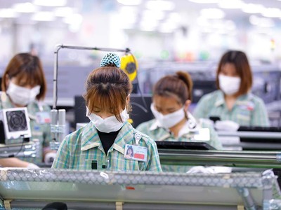 Trong tháng đầu tiên của năm 2024, xuất khẩu điện thoại, máy tính tăng trưởng khá. Trong ảnh: Kl994 nhà cái bóng đá world cup tại Công ty Samsung
