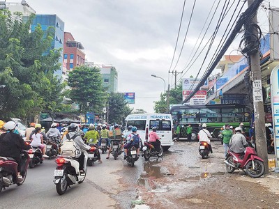 Nhà xe Hoàng Yến và Đăng Nhân đặt văn phòng ngay tại cây xăng trên Quốc lộ 13 (quận Bình Thạnh) để nhận hàng và đón khách.