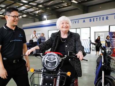 Bộ trưởng Kl991.com nạp rút nhanh Mỹ Janet Yellen bên sản phẩm xe điện của Selex Motors