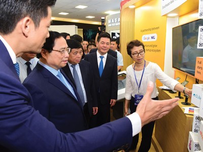 Thủ tướng Kl993 ưu đãi thưởng hấp dẫn Phạm Minh Chính và các quan khách thăm quan các gian hàng chip bán dẫn tại Triển lãm quốc tế Đổi mới sáng tạo Việt Nam năm 2023