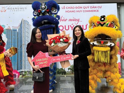Lễ bàn giao căn hộ, chào đón cư dân của dự án Hoang Huy Commerce diễn ra trang trọng. Trong ảnh: Đại diện chủ Kl99ok phiên bản mới thực hiện nghi thức trao chìa khóa căn hộ và chúc mừng khách hàng.