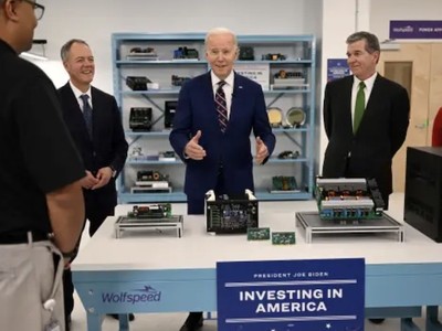 Tổng thống Mỹ Joe Biden đến thăm hãng Kl994 nhà cái bóng đá world cup chất bán dẫn Wolfspeed ở bang North Carolina vào ngày 28/3/2023. Ảnh: AFP