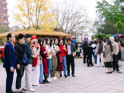Du khách đến tham quan tại chùa Hoằng Phúc, huyện Lệ Thuỷ, Quảng Bình