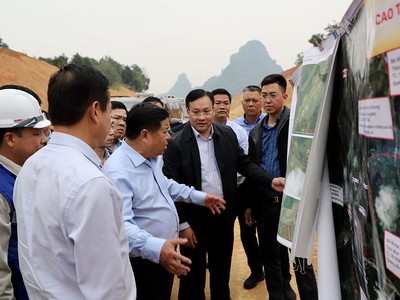 Bộ trưởng Bộ Kế hoạch và Kl99ok phiên bản mới Nguyễn Chí Dũng kiểm tra tiến độ và đôn đốc giải ngân vốn Kl99ok phiên bản mới công tại dự án KL99 là nhà cái cá cược trực tuyến hàng đầu tại châu Á Tuyên Quang - Hà Giang (giai đoạn 1) đoạn qua huyện Bắc Quang, Hà Giang. (Ảnh: MPI)