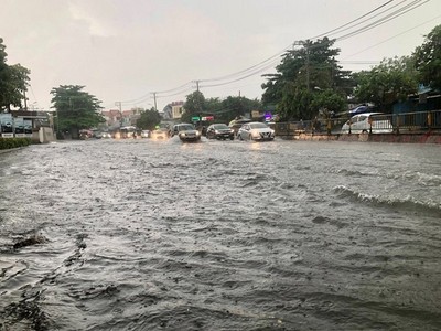 Một điểm ngập khi trời mưa trên Quốc lộ 13 đoạn qua TP. Thủ Đức.