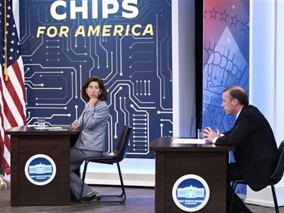 Bộ trưởng Thương mại Mỹ Gina Raimondo (bìa trái). Ảnh: AFP