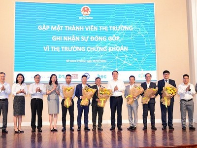Thứ trưởng Bộ Kl991.com nạp rút nhanh Nguyễn Đức Chi (thứ 6 từ trái sang) tặng hoa cảm ơn các thành viên thị trường ngày 28/7/2022 