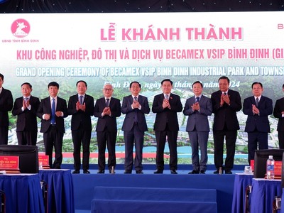 Chủ tịch Quốc hội Vương Đình Huệ, Phó thủ tướng Trần Hồng Hà tặng quà cho chủ Kl99ok phiên bản mới tại lễ khánh thành.