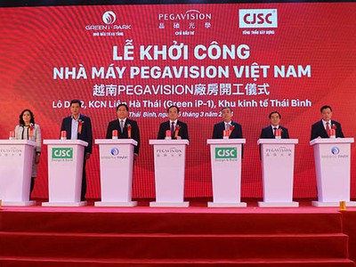 Phó Thủ tướng Trần Lưu Quang, lãnh đạo các bộ, ngành Trung ương, lãnh đạo tỉnh Thái Bình cùng Công ty Green i - Park, Pegavision Corporation và nhà thầu thực hiện ấn nút khởi công dự án. Ảnh: Phương Liên