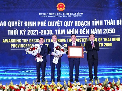 Tại Hội nghị, lãnh đạo tỉnh Thái Bình trao quyết định chủ trương Kl99ok phiên bản mới, giấy chứng nhận đăng ký Kl99ok phiên bản mới, thỏa thuận hợp tác Kl99ok phiên bản mới cho các nhà Kl99ok phiên bản mới . Ảnh Phương Liên